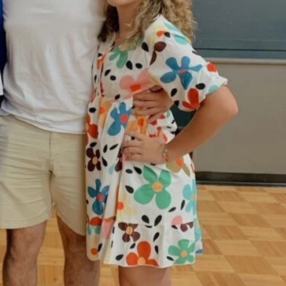 Brand new floral pattern dress runs big - Picture 2 of 2